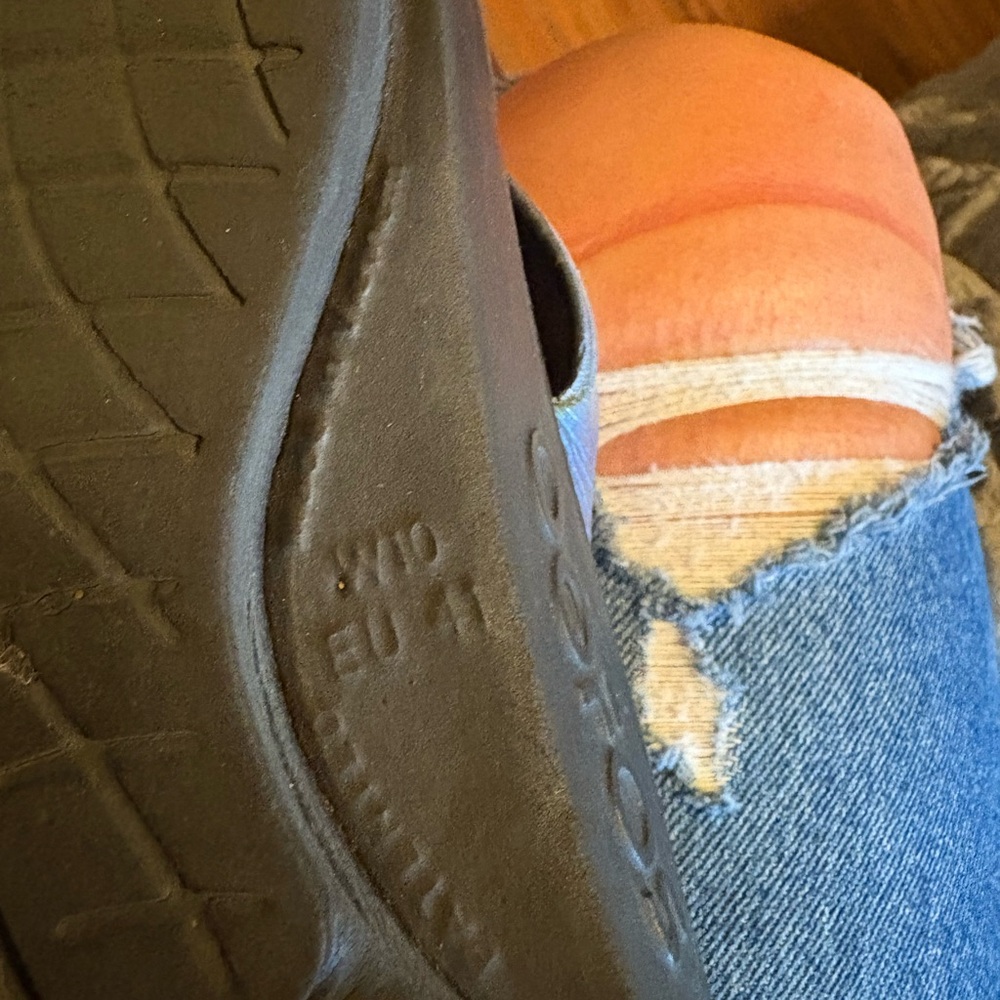 OOFOS OOahh Luxe Recovery Thong Sandals Black Blue Gradient Women’s‎ 10 (S1) - Picture 4 of 5